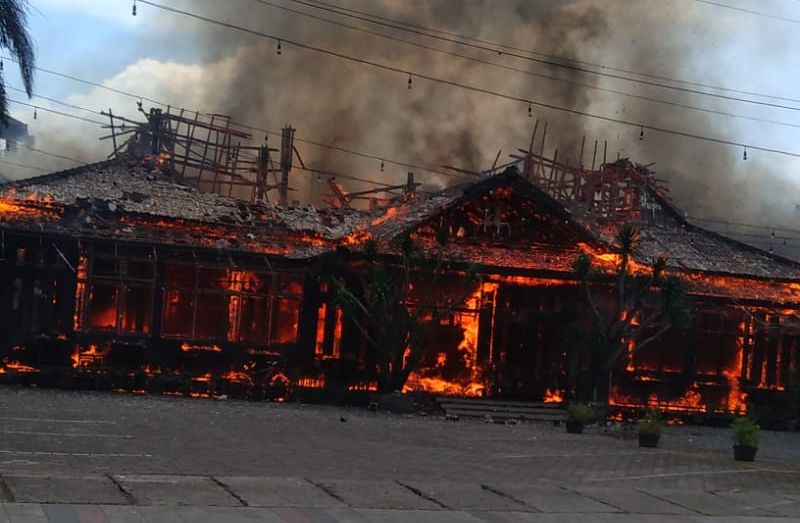 Telah terjadi kebakaran melanda Rumah Makan Ampera yang terletak di Rancabolang Bandung pada siang ini Rabu 12 Januari 2023.
