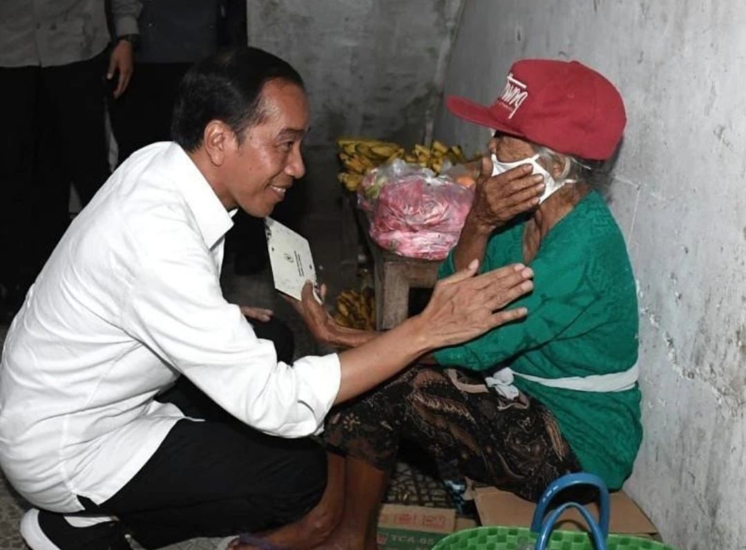 Jokowi Unggah Foto Momen Kunker Ke Bali, Netizen Salfok Dengan Seorang Ibu Selfi Disamping Mobil Presiden