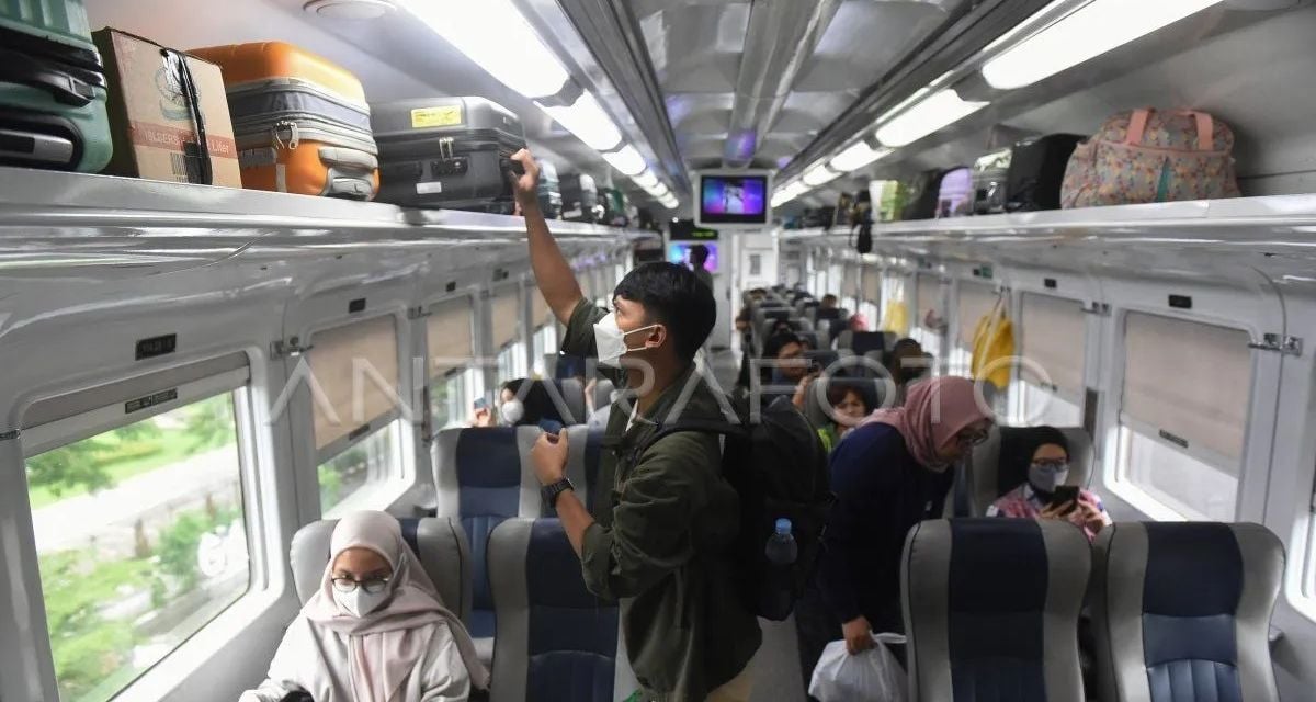 Penumpang menaiki KA Argo Sindoro tujuan Semarang Tawang di Stasiun Gambir, Jakarta, Jumat (5/4/2024). ANTARA FOTO/Indrianto Eko Suwarso/nym