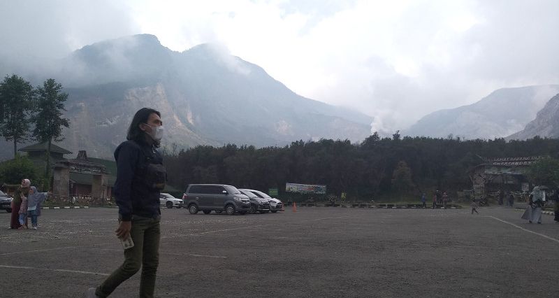 Pengunjung di area parkir Taman Wisata Alam Gunung Papandayan Garut, Jawa Barat, Minggu 3 Oktober 2021.