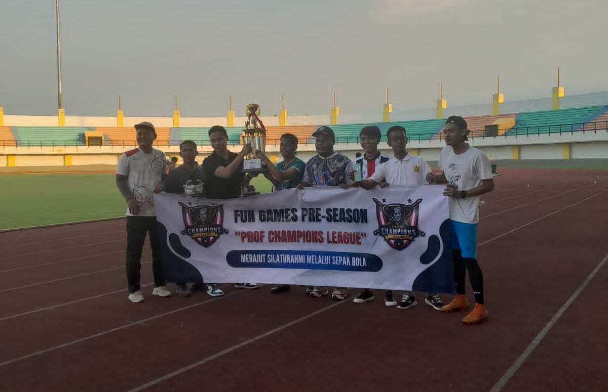 Penyerahan gelar juara Trofeo mini soccer yang digelar Barber Shop Cilegon, Sabtu 18 Maret 2023.