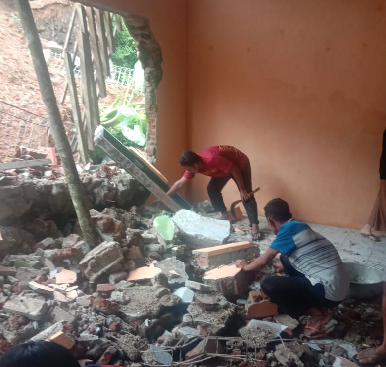 Rumah bapak Tamar warga Dusun Sudimara RT 05 RW 06 Desa Lebakwangi Kecamatan Pagedongan jebol akibat tertimpa tebing longsor