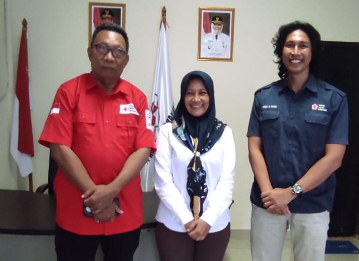 Dede Muhammad Ramli atau lebih akrab disapa Alde disambut oleh Sekretaris PMI Provinsi Kepulauan Riau, Raja Rasfiardi dan Ketua Bidang Kerjasama dan Kemitraan, Afriza Eka Wati -f/istimewa