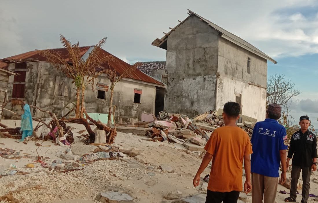 Kondisi Rumah Warga Akibat Abrasi yang Terjadi di Desa Pulau Gersik Kabupaten Belitung. 
