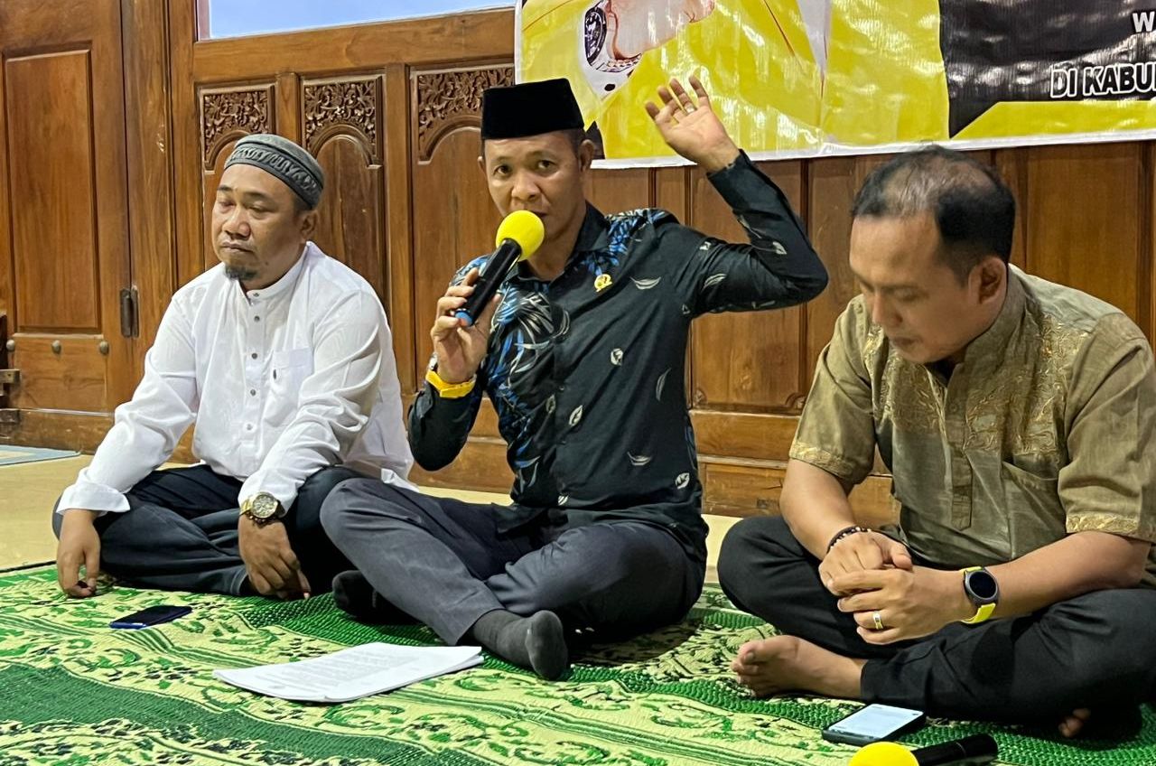 Wakil Ketua Komisi II DPRD Provinsi Kalsel, Muhammad Yani Helmi (tengah)