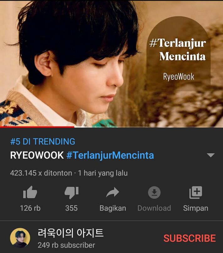 Personil Super Junior, Ryeowook membawakan lagu Indonesia Terlanjur Mencinta by Tiara Andini.