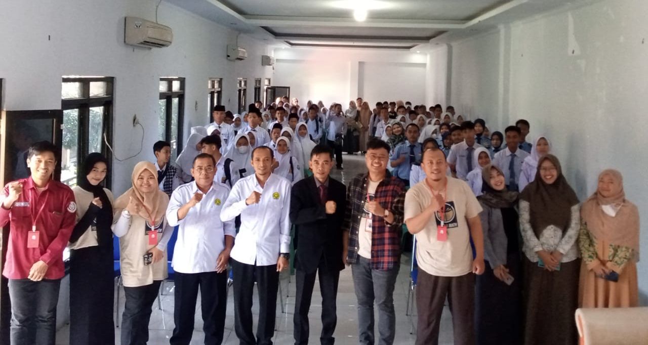 Ketua STKIP Yasika Majalengka, Arip Amin, M.Pd (tengah pakai jas) berfoto bersama dengan unsur pimpinan, dosen dan panitia serta peserta Competition Polar Math di ruang Auditorium STKIP Yasika Majalengka, Senin 13 Maret 2023.