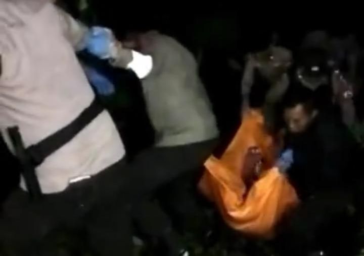 Polisi saat mengevakuasi mayat wanita di pinggir Jalan Stadion Badak Pandeglang, Rabu 8 Februari 2023 malam.