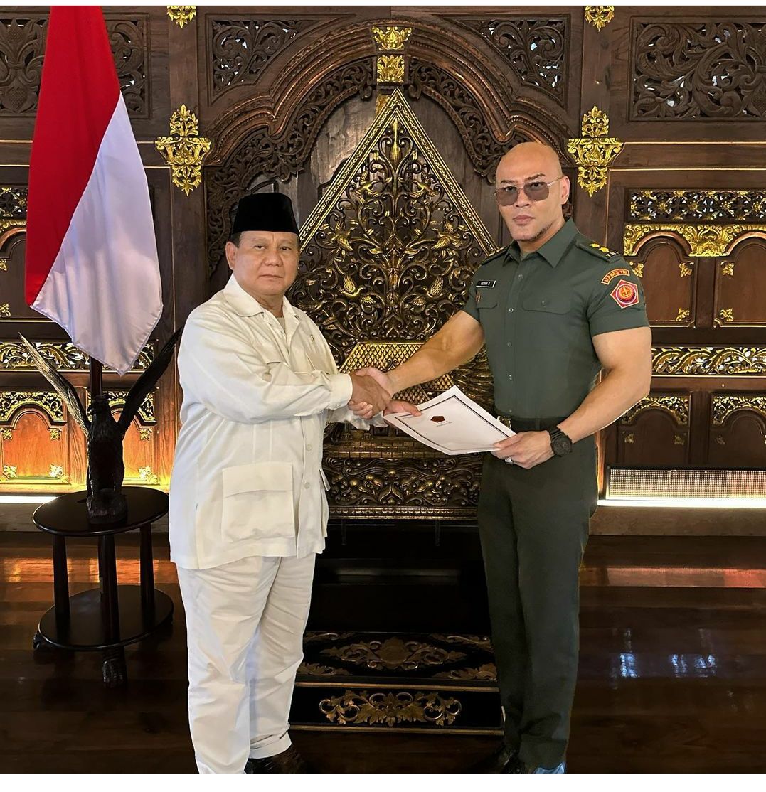 penerimaan pangkat tinggi Letnan Kolonel Tituler Angkatan Darat diberikan kepada Deddy Corbuzier oleh Menhan Prabowo. Apa itu pangkat Tituler? Ini arti, penjelasan, dan tugas