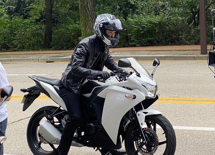 Cha Eun Woo saat berakting mengendarai motor