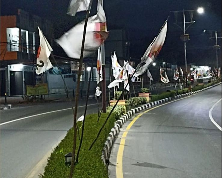 Akibat Bendera Partai di Trotoar Pangkalpinang Menutupi Helm, Pengendara Motor Hampir Kecelakaan