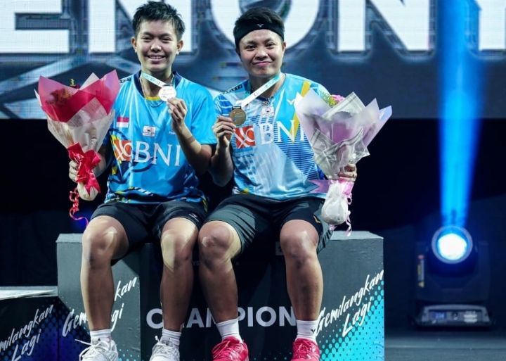 Apriyani Rahayu dan Siti Fadia Silva Ramadhanti saat pamerkan medali emas usai juara di Malaysia Open 2022 (Tangkapan layar twitter Apriyani Rahayu dan Siti Fadia Silva Ramadhanti/INABadminton)