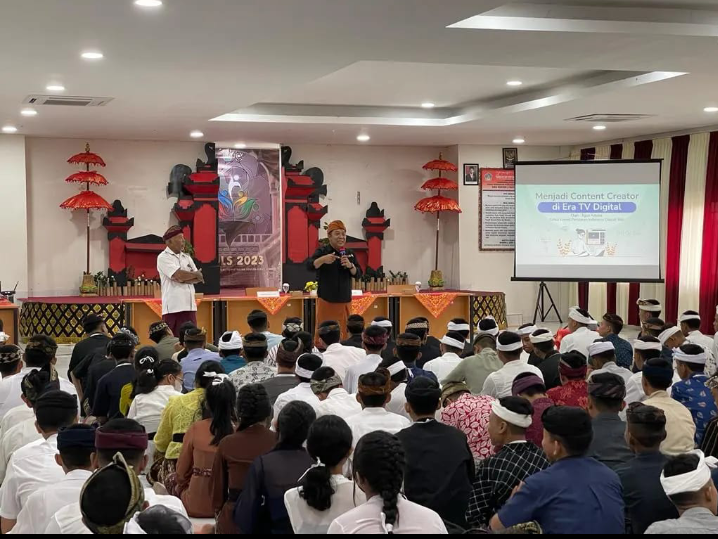 Ketua KPID Bali saat mengisi Masa Pengenalan Lingkungan Sekolah, MPLS di SMA Negeri 2 Kuta Selatan Badung Kamis 13 Juli 2023.