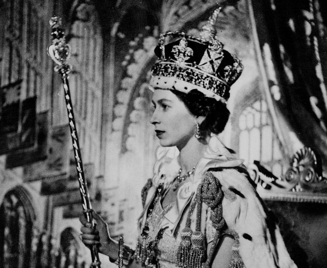 Ratu Elizabeth II muda diangkat menjadi Ratu saat usianya 25