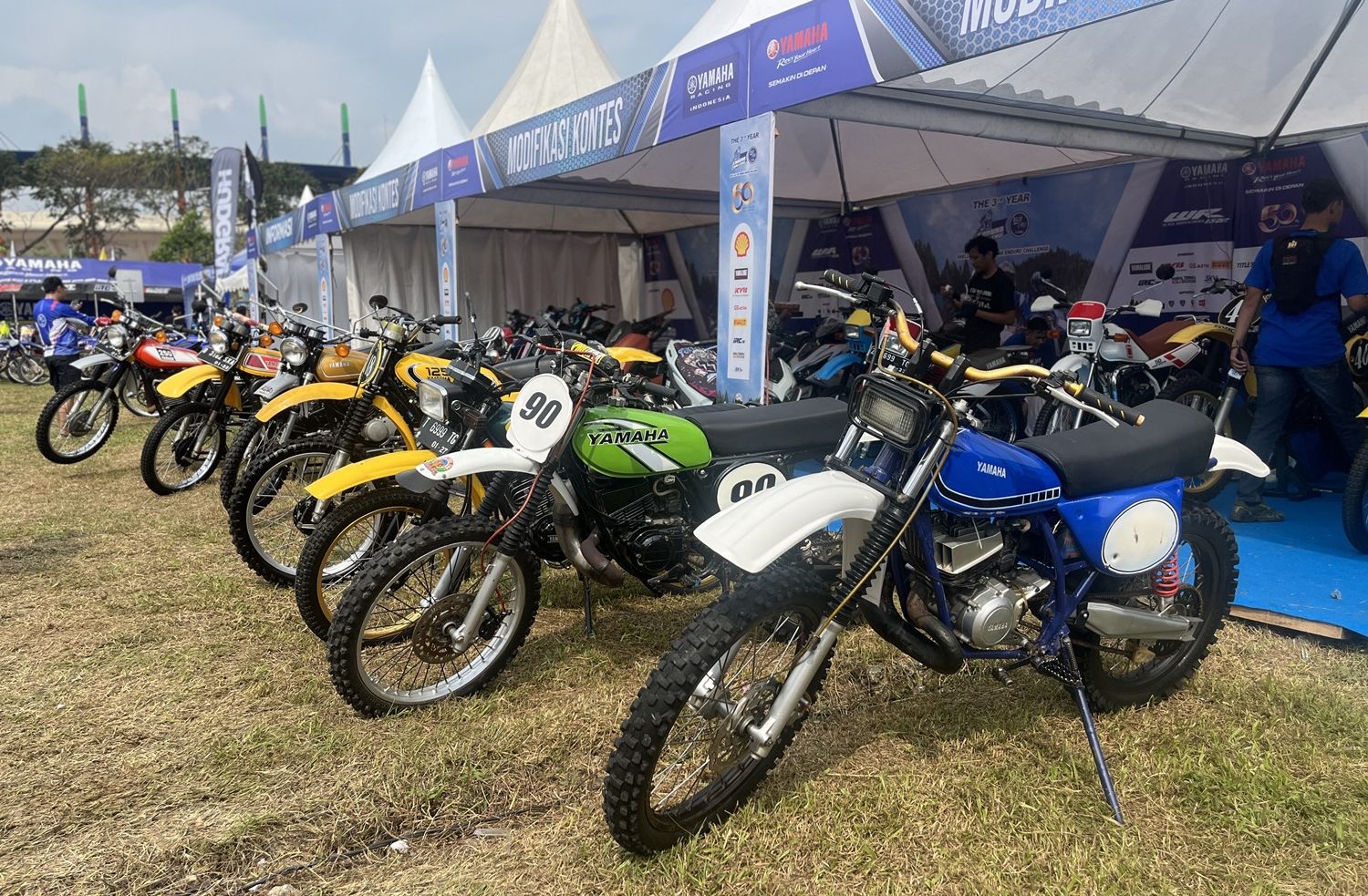 Motor-motor legendaris yang dipamerkan dalam acara Shell bLU cRU Yamaha Enduro Challenge 2024 di Stadium Si Jalak Harupat, Soreang, Kabupaten Bandung.