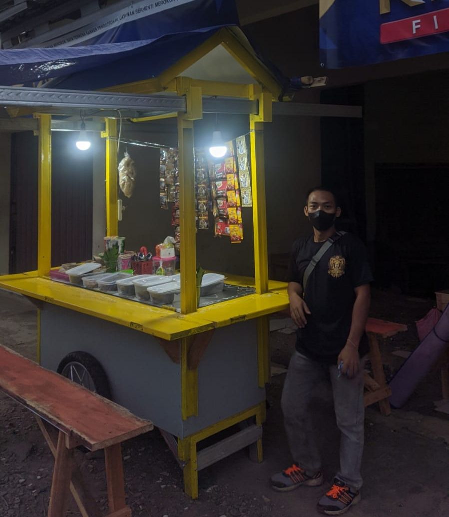 Yuslianto Owner foto di depan Angkringan yang berlokasi di depan Pasar Pakikiran Susukan Banjarnegara, Rekomendasi Tempat Nongkrong di Perbatasan Banyumas
