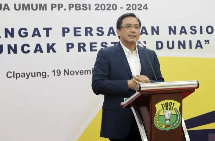 Ketua Umum Pengurus Pusat Persatuan Bulu tangkis Indonesia (PP PBSI) Agung Firman Sampurna memberikan sambutan dalam kunjungannya ke Pelatnas PBSI di Cipayung, Jakarta, Kamis (19/11/2020). (ANTARA/HO/PP PBSI).
