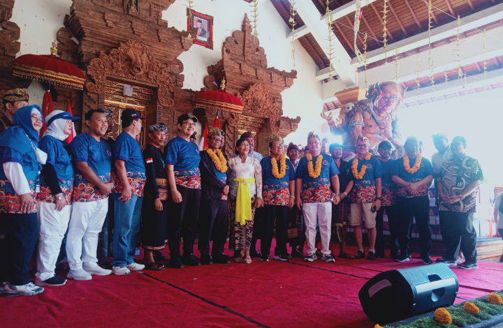 Pemberian sembako dalam bakti sosial DPP IKA UII di Bali berlangsung di Banjar Segara Kuta Jumat 10 Maret 2023.