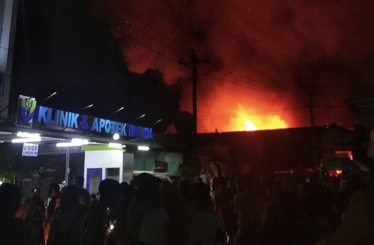 Semburat lidah api masih menyala-nyala terlihat dari kejauha. Si jago Merah melalap bangunan Pasar Perja, Purwareja Klampok, Banjarnegara Sabtu malam 3 Juni 2023  