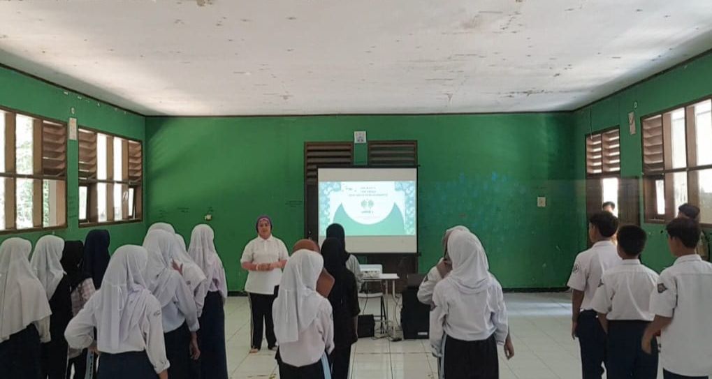 Guru Pendidikan Seni SMPN 2 Cibarusah Kabupaten Bekasi, Epon Nurhapidoh, MPd, saat mengajar materi Tari Kreasi di sekolah tersebut.*/Kabar-Priangan.com/Dok. SMPN 2 Cibarusah