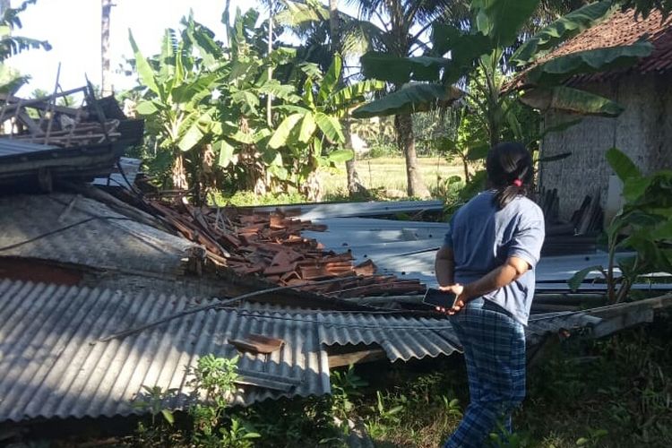 Angin Puting Beliung Sapu Rumah Bilik Haelani Warga Patimuan Cilacap ...