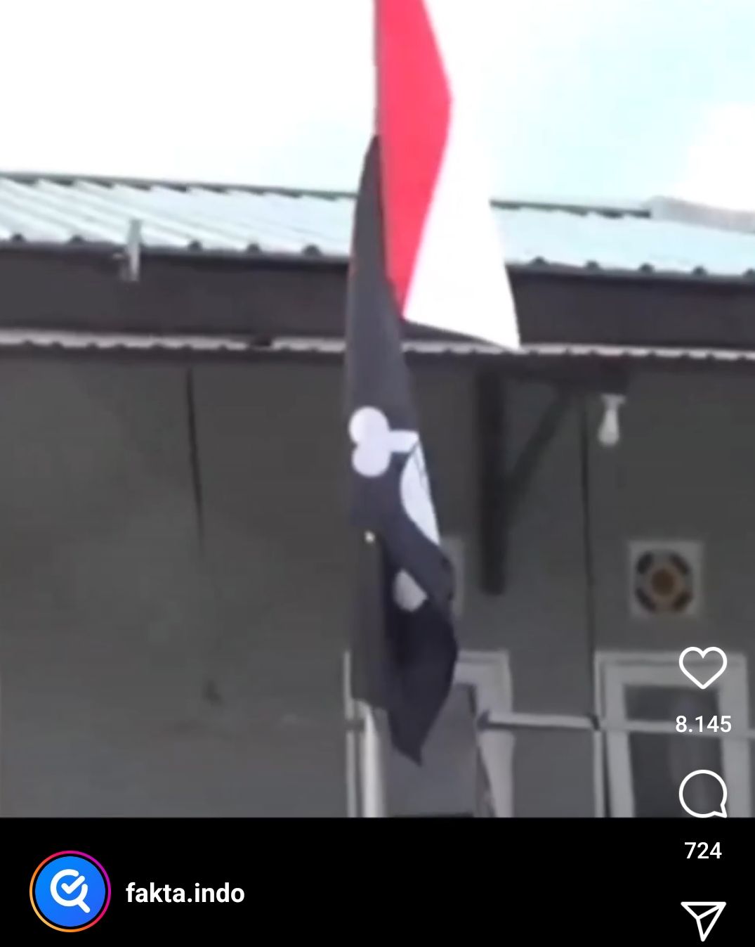 Penampakan tiang yang dipasang bendera One Piece di bawah sang saka Merah putih milik warga Samarinda.