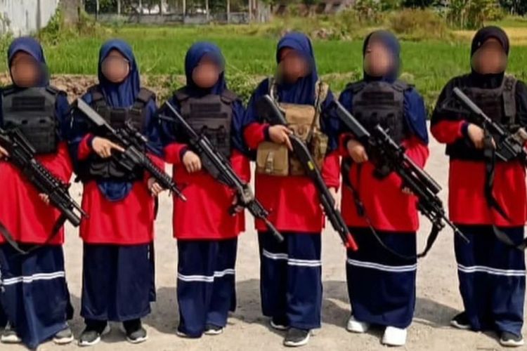 Penjelasan Ponpes Soal Foto Santriwati Tenteng Airsoft Gun Saat MPLS 2023: Simulasi Ekskul Baru