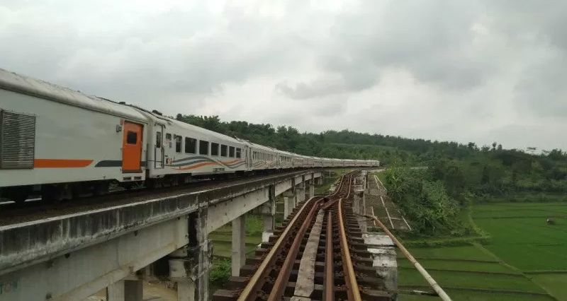  KA Bengawan relasi Pasarsenen-Purwosari sudah bisa melintas di jembatan nomor BH 1.120  yang telah diperbaiki  Selasa (12/1/2021). 