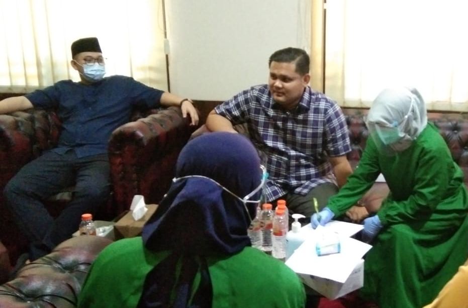 Ratusan Pegawai dan Anggota DPRD Cianjur Jalani Vaksinasi Covid-19 tahap kedua gelombang I di halaman Gedung DPRD Kabupaten Cianjur, Jawa Barat, Senin 1 Februari 2021