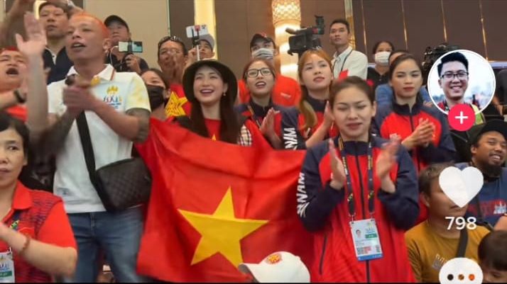 Hoa Minzy artis Vietnam di tengah-tengah suporter Vietnam di SEA Games 2023 Kamboja