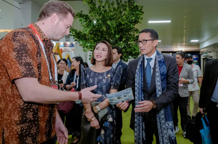 Menteri Pariwisata dan Ekonomi Kreatif/Kepala Badan Pariwisata dan Ekonomi Kreatif (Menparekraf/Kabaparekraf) Sandiaga Salahuddin Uno bersama sejumlah delegasi ASEAN Tourism Forum (ATF) mengunjungi Travel Expo (Travex) di Jogjakarta Expo Center (JEC) Sabtu 4 Februari 2023.
