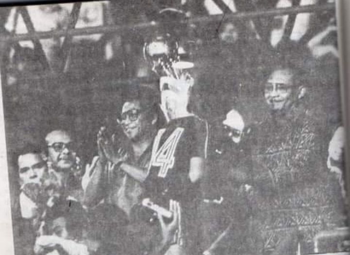Kapten PSMS Sunardi B menerima Piala Presiden yang diberikan Wakil Presiden Umar Wirahadikusumah usai PSMS Medan juara Divisi Utama Perserikatan PSSI 1985