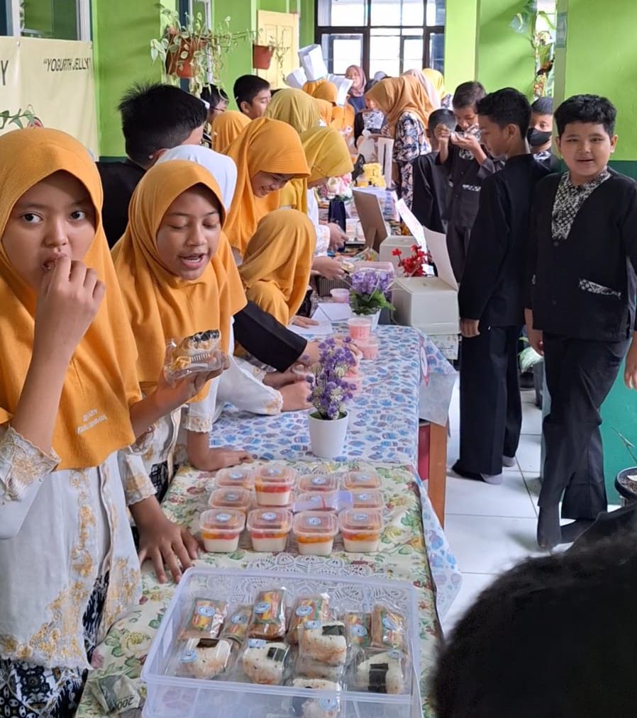 Keceriaan dan semangat anak-anak kelas 5 SDN Citapen Tasikmalaya saat kegiatan market day yang dilaksanakan pada hari ini, Kamis 9 November 2023.