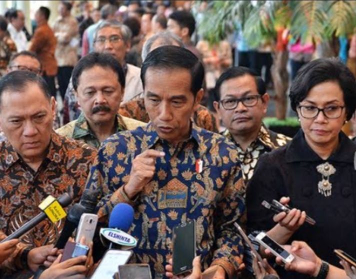 Presiden Jokowi menjawab pertanyaan wartawan usai membuka kongres PWI. *