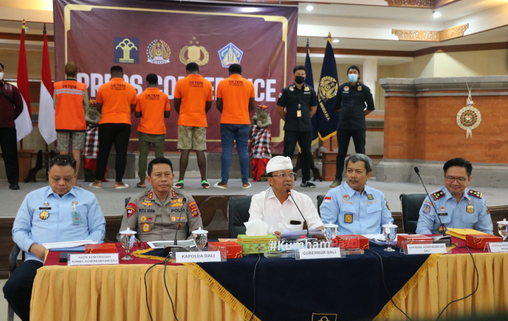 Jumpa pers penindakan warga negara asing yang menyalahi aturan di Bali digelar Kanwil Kemenkumham Minggu 12 Maret 2023.