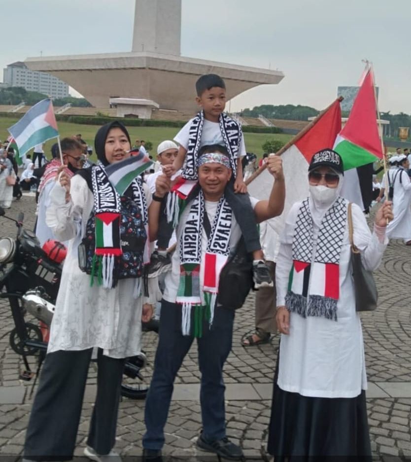 Peserta Aksi Akbar Aliansi Rakyat Indonesia Bela Palestina datang menghadiri acara bersama keluarga. DOk. Didik Riyadi