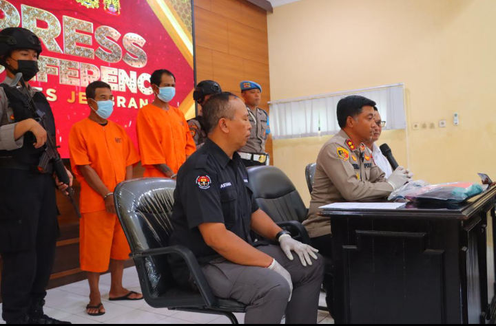 Rilis pengungkapan kasus persetubuhan 2 pria dengan anak di bawah umur menghadirkan tersangka di Polres Jembrana Sabtu 28 Januari 2023.