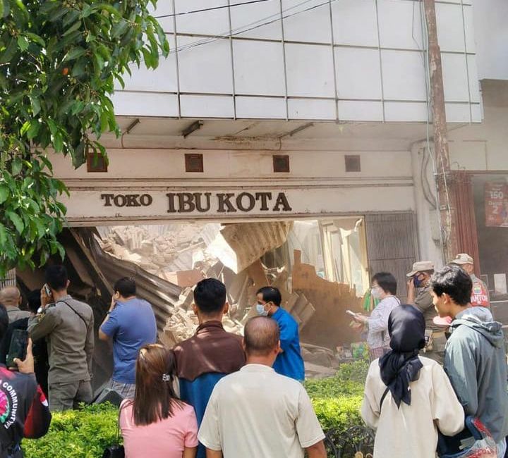 Salah satu toko di Cianjur yang rusak akibat gempa.