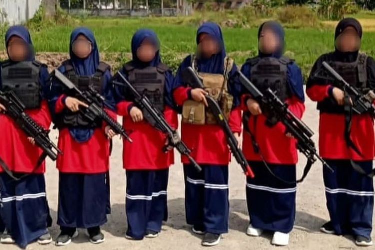 Santriwati di Magetan Tenteng Airsoft Gun Saat MPLS 2023, Pihak Ponpes Beri Klarifikasi