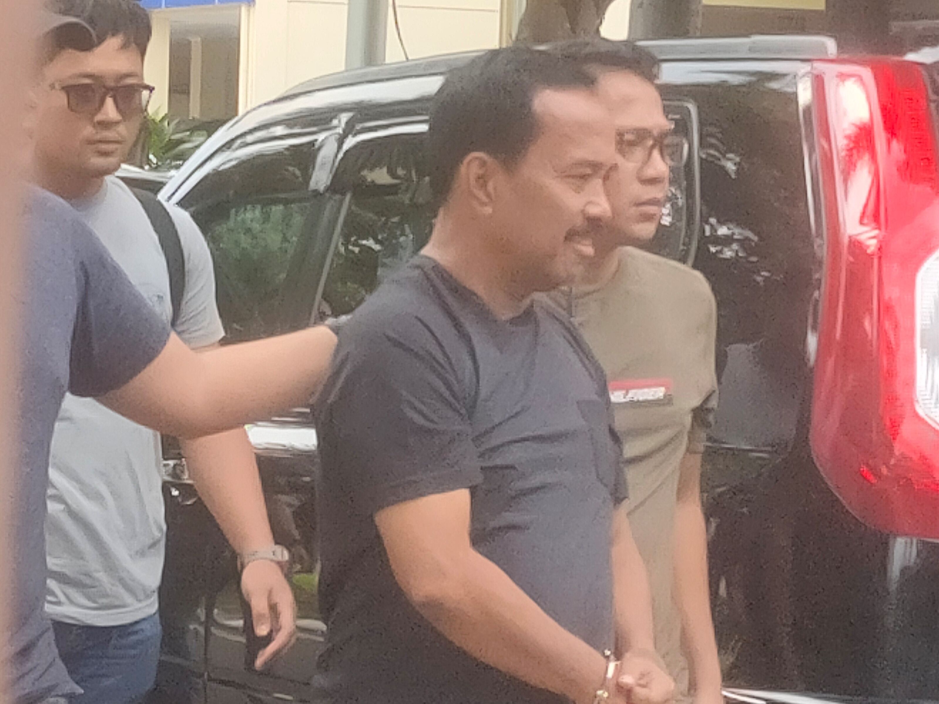 Mantan Wali Kota Blitar Samanhudi Anwar ditangkap Tim Jatanras Polda Jatim, diduga terlibat perampokan rumah dinas Wali Kota Blitar Santoso 