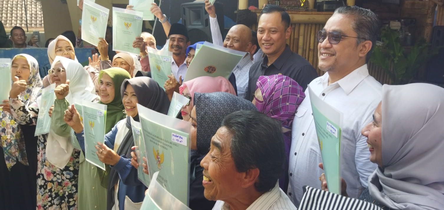 Menteri ATR/ BPN Agus Harimyrti Yudhoyono kunker ka Kabupaten Bandung, ngabagikeun sertifikat langsung