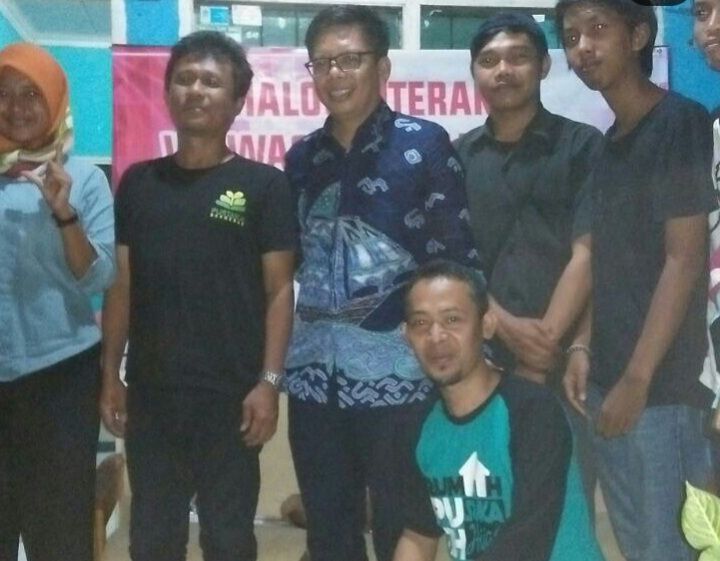 Momen Nirwan Ahmad Arsuka bersama para pegiat literasi di Bulukumba pada 2017/Dok.Dihyah PROject