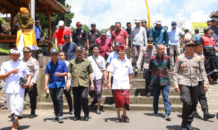 Gubernur Koster dan Kapolda Bali saat mengecek kesiapan peresmian Kawasan Suci Pura Agung Besakih Sabtu 10 Maret 2023.