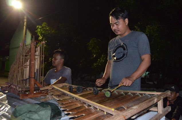 Pemuda asal Jatibarang Kidul Brebes saat sedang memainkan alat musik tradisional angklung.
