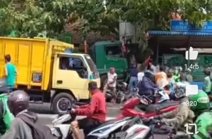 NGERI! Truk Trailler Tabrak BTS Dan Halte Sekolah Di Kranji Bekasi ...