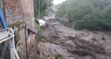 Bencana banjir bandang yang terjadi di Kota Batu, Jawa Timur, Kamis, 4 November 2021.