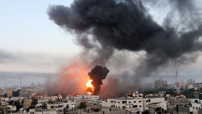 Asap dan api membumbung selama serangan udara Israel di tengah maraknya kekerasan Israel-Palestina, di Gaza, 12 Mei. Sekjen PBB berikan tanggapannya atas pertempuran Israel dengan kelompok Hamas Palestina yang hingga kini masih berlangsung.