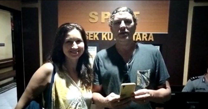 Bule Australia saat menyampaikan terimakasih kepada petugas kepolisian Polsek Kuta Utara Selasa 17 Januari 2023 saat mendapatkan kembali HP nya yang hilang.