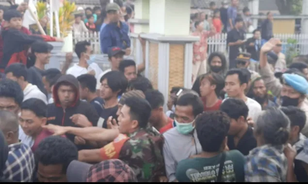 Tuntut Kawil Dikembalikan, Massa Unjuk Rasa Rusak Kantor Desa