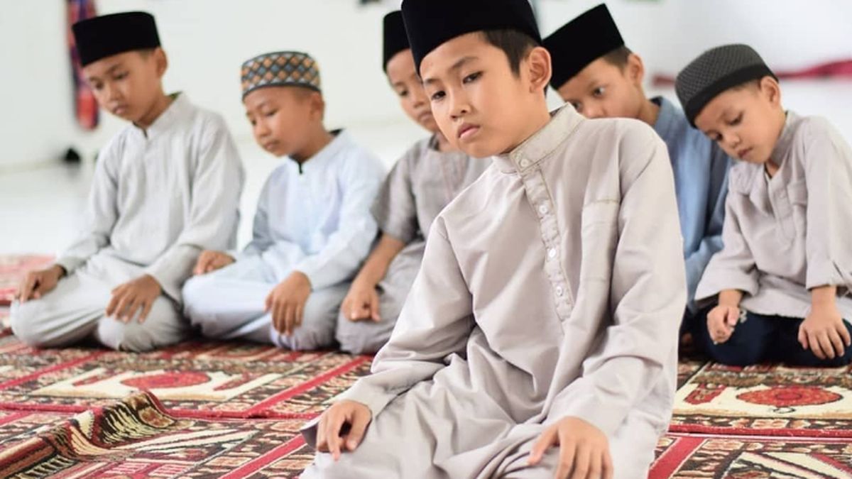 Apakah Makmum Wajib Membaca Lagi Setelah Imam Bacakan Al Fatihah Ini Beda Jawaban Mazhab Hanafi